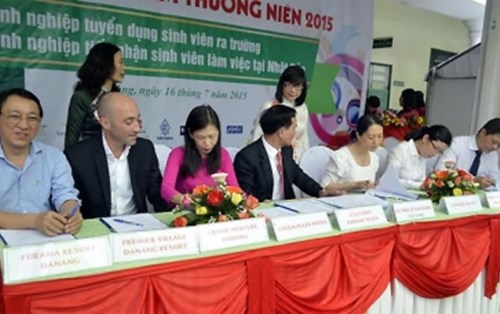 Hàng trăm sinh viên Đà Nẵng có việc làm trong ngày hội việc làm 2015